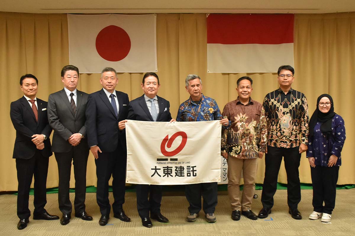 中央左が大東建託の竹内社長、中央右がシンガプルバンサ・カラワン大学のアデ・ママン・スヘルマン学長 / 大東建託提供