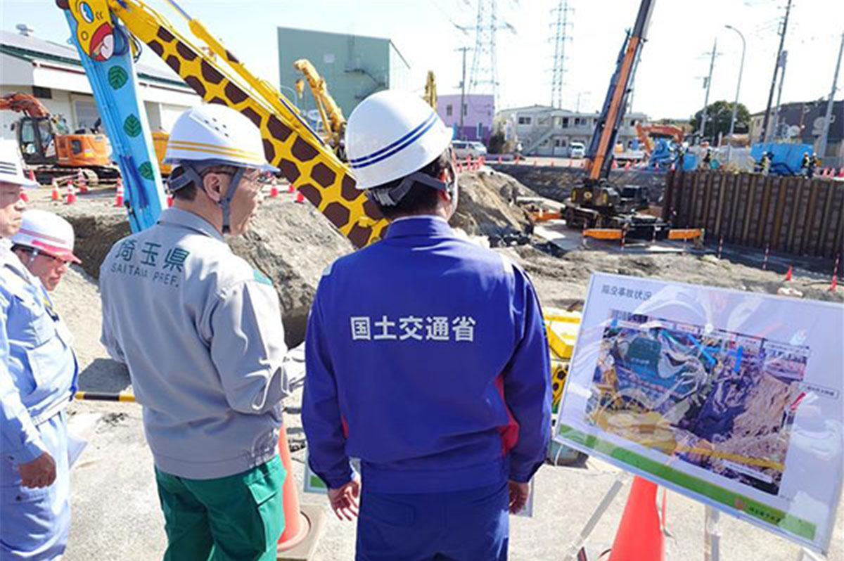 大野元裕埼玉県知事(左)から作業状況の説明を受ける中野大臣(右) / 国土交通省