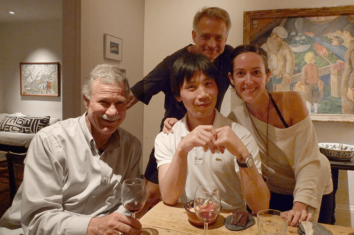 アメリカ留学中、学部長宅に招かれた木藤さん(本人提供)
