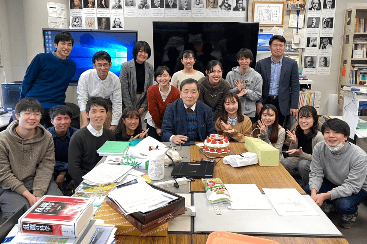 山田先生(中央)の誕生日会(鈴木さん提供写真)