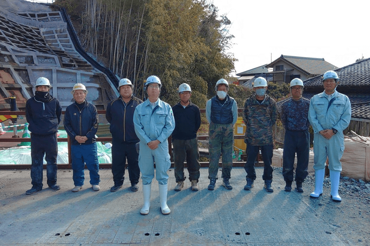 玉渕さん(中央前)と濵田さん(右)と作業員さんたち(土佐国道事務所提供)