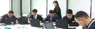 日本の新聞を教材にして精力的に日本語を学ぶウズベキスタン技術者