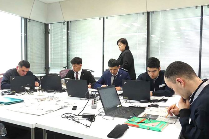 日本の新聞を教材にして精力的に日本語を学ぶウズベキスタン技術者