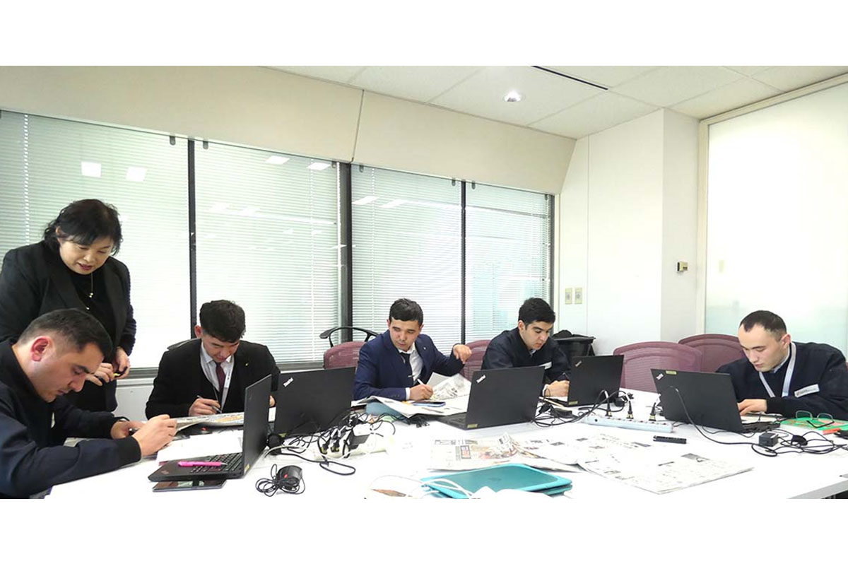 日本の新聞を教材にして精力的に日本語を学ぶウズベキスタン技術者