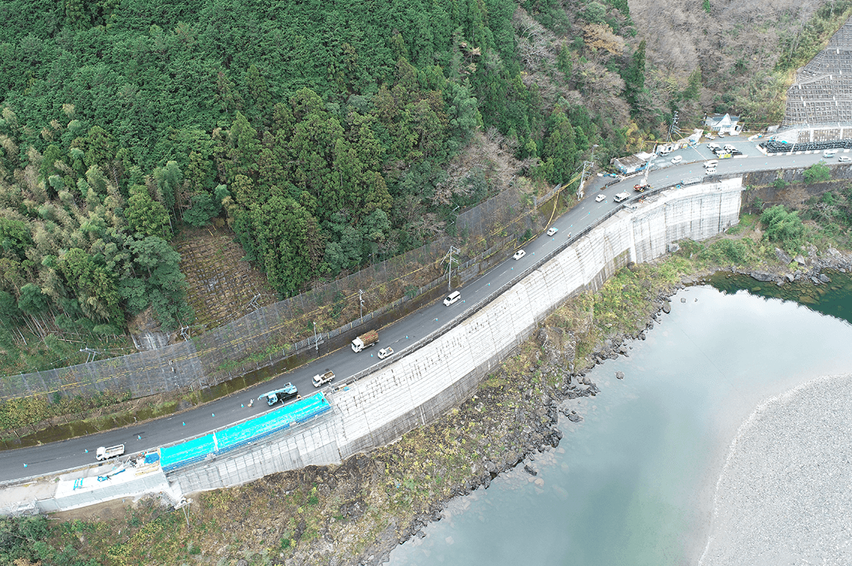 現道拡幅現場の俯瞰写真(写真:ミタニ建設工業提供)