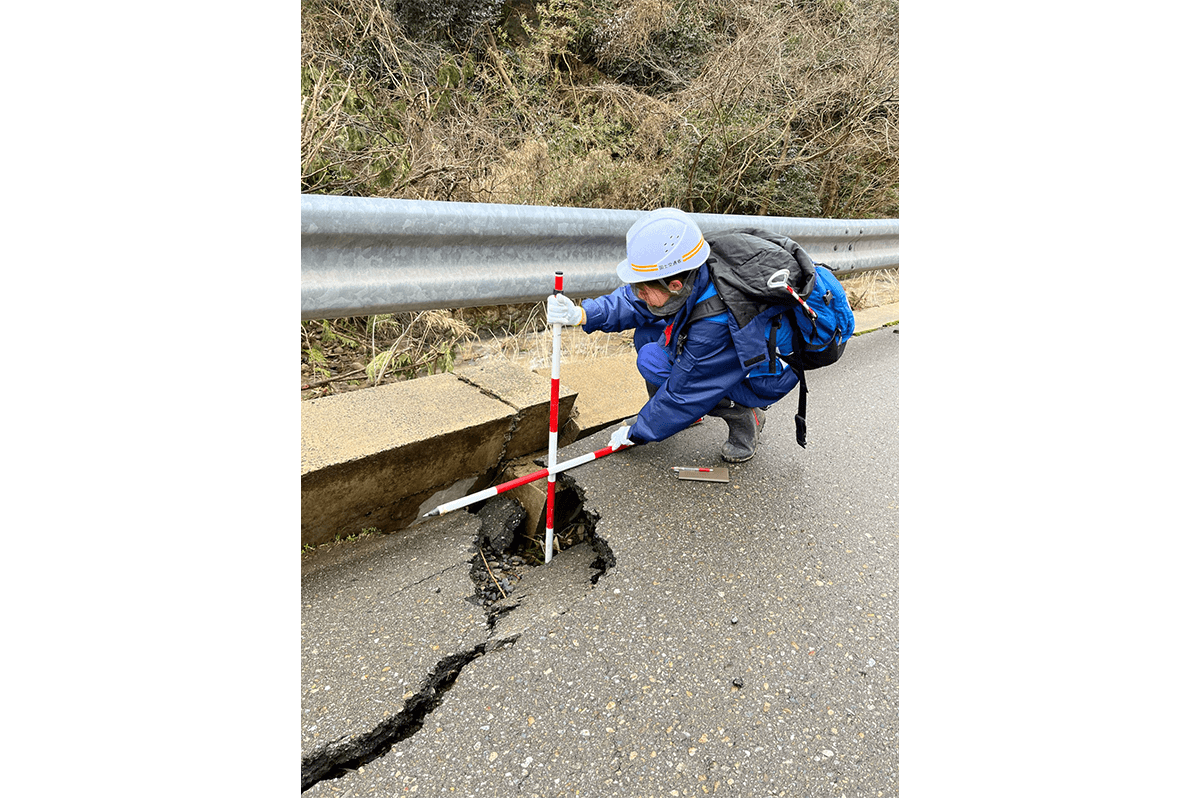 TEC-FORCE派遣で道路調査を行う鈴木さん(本人提供写真)