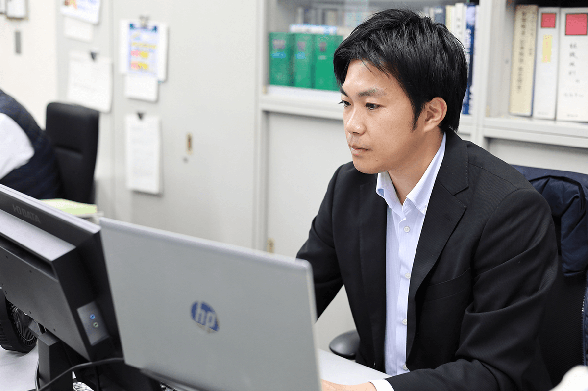 仕事中の井上さん