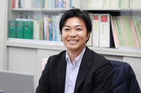 国交省海岸室配属になったからには、海のことを知るために「サーフィンを始めよう」と画策している井上剛介さん