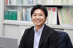 国交省海岸室配属になったからには、海のことを知るために「サーフィンを始めよう」と画策している井上剛介さん