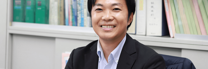 国交省海岸室配属になったからには、海のことを知るために「サーフィンを始めよう」と画策している井上剛介さん