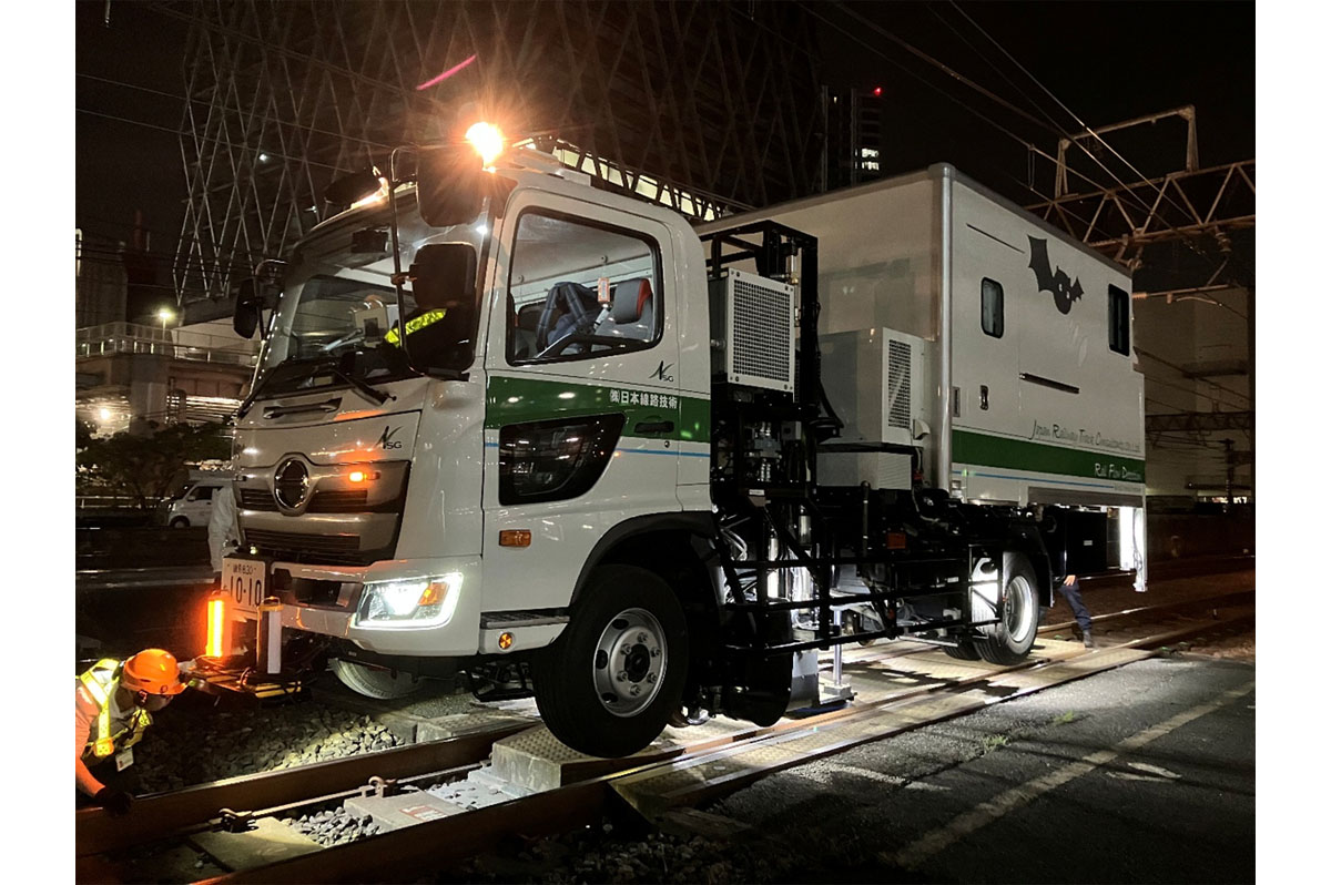 道路走行可能な新幹線・在来線両用のレール探傷車の開発と運用