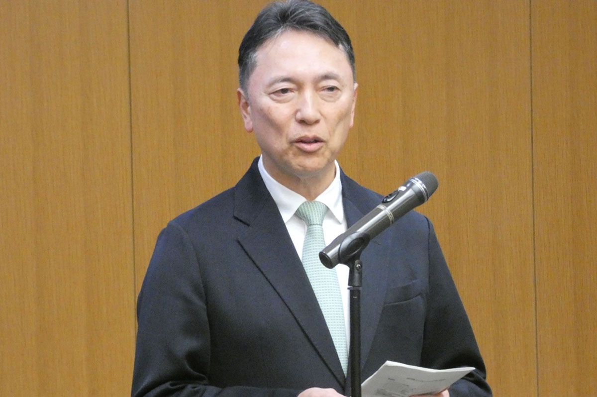 挨拶する伊勢委員長(JR東日本代表取締役副社長)