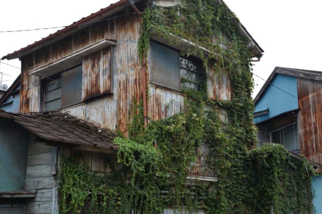 都内にもあちらこちらに放置される空き家がある