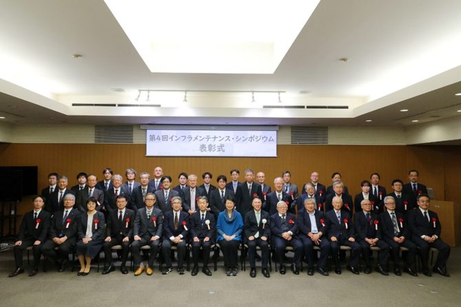 2024年度インフラメンテナンス表彰式での記念写真。写真中央は佐々木葉会長 / 引用元：公益社団法人土木学会
