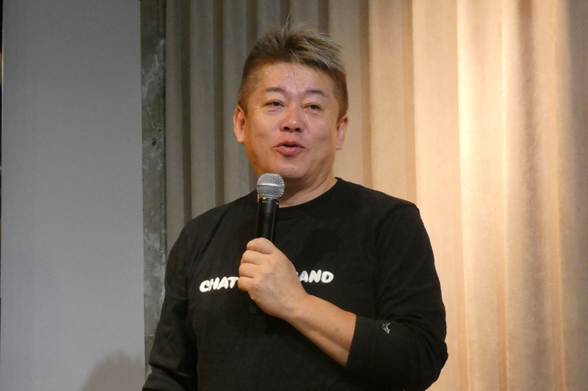 店舗内装の問題点を指摘する堀江貴文氏