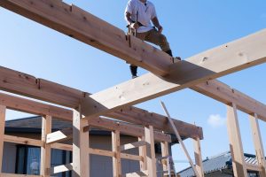 大工がカケヤの空振りで2階から転落。自己責任でも発注者に賠償責任？