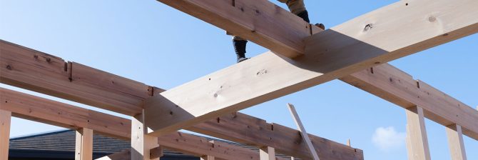 大工がカケヤの空振りで2階から転落。自己責任でも発注者に賠償責任？