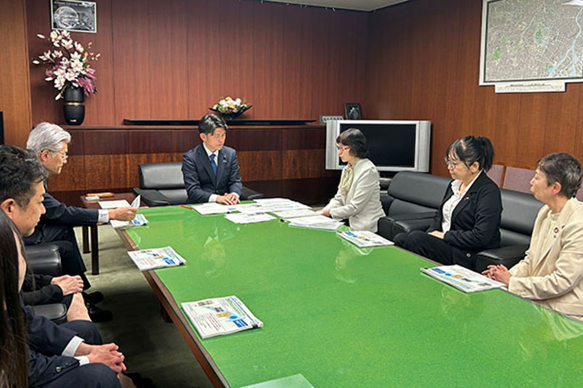 中野国交相と実行計画書をもとに意見を交わす須田座長ら