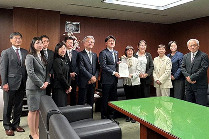 検討会の須田久美子座長が建設産業における女性活躍・定着促進に向けた実行計画を中野洋昌国交相に手交