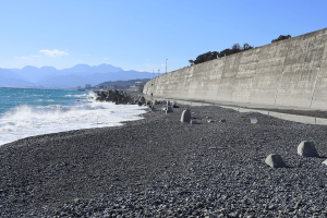【西湘海岸事業を追う#3】西湘海岸の難現場にチームワークで挑む地方マリコンの雄・吉田組