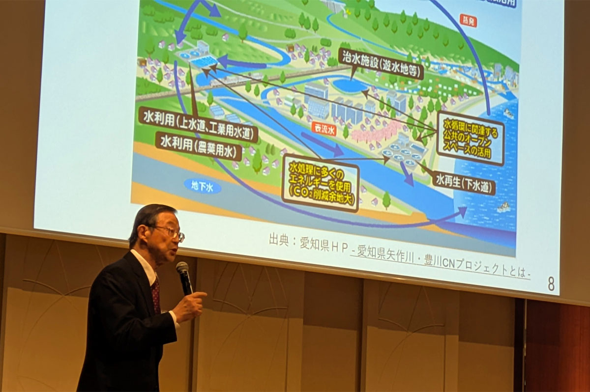 愛知県「矢作川・豊川CNプロジェクト」を解説する池内会長(出典:土木学会note支部のX)