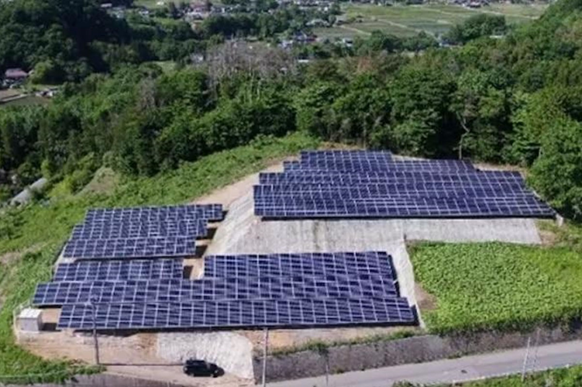 稼働済み太陽光発電所を取得（写真は群馬発電所）