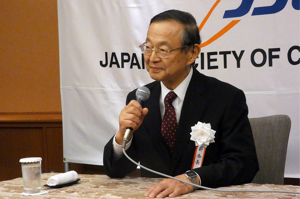 プレスの会見に応じる池内会長