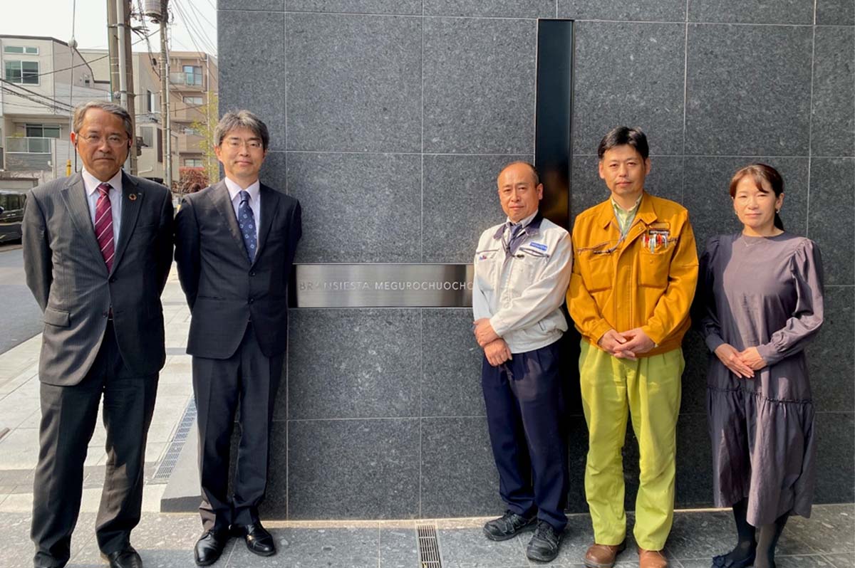 左から、長谷工コーポレーション設計部門エンジニアリング事業部副事業部長の小島俊司氏、同事業部担当部長の高瀬有二氏、細田工務店特殊木造建築部上席所長の森田浩史氏、長谷工コーポレーション建設部門第三施工統括部所長の西樂和也氏、都市開発部門不動産投資事業部事業開発部部長の小島智枝子氏