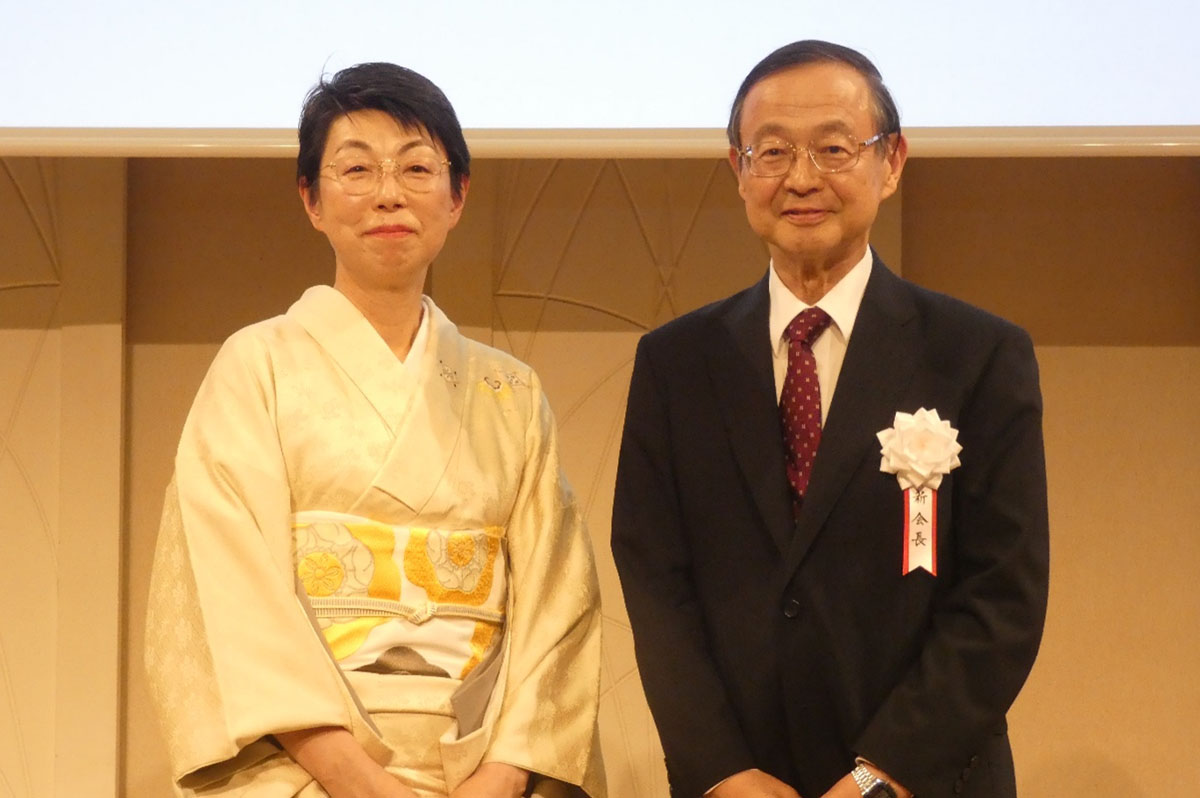 左から、佐々木葉前会長と池内会長