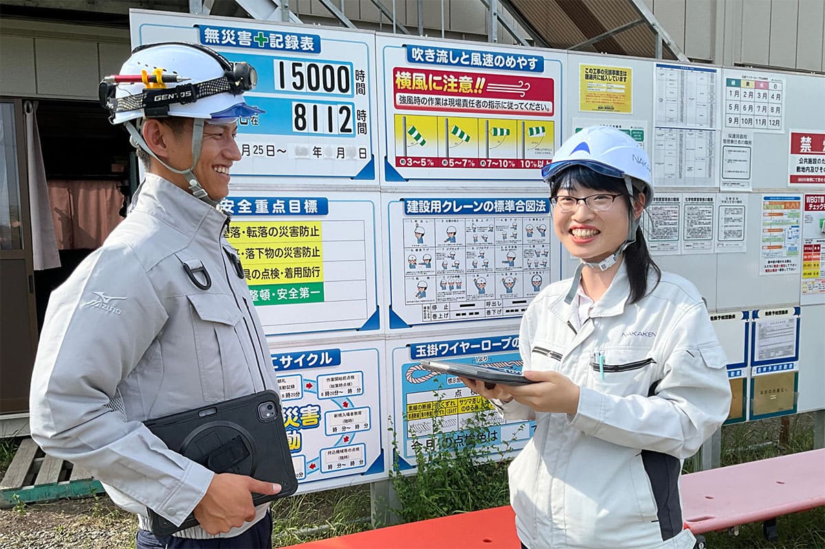 当時、新卒入社2年目で安全書類DX再建のキーマンとなった施工支援部の三田さん(右)