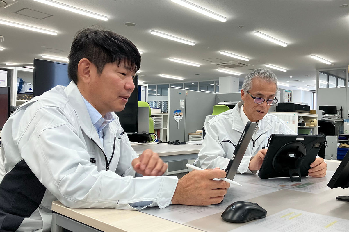 運用体制の再建を提案した全社システム担当の宮本さん(右)と、施工支援部の山本さん(左)