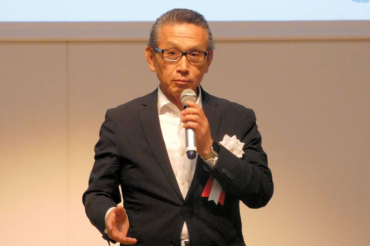 基調講演する愛亀グループグループ代表・CEOの西山周氏