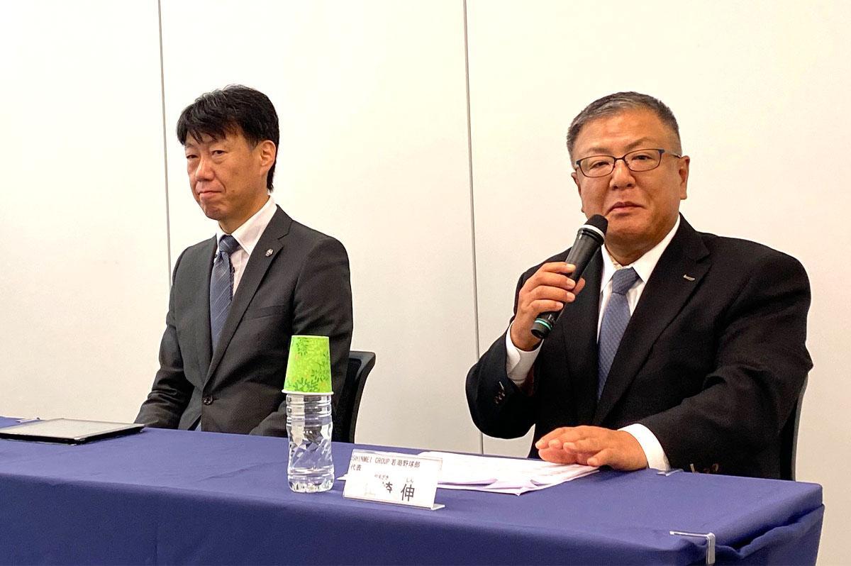プレスへの質疑応答に回答する菊地修一部長と山崎伸代表