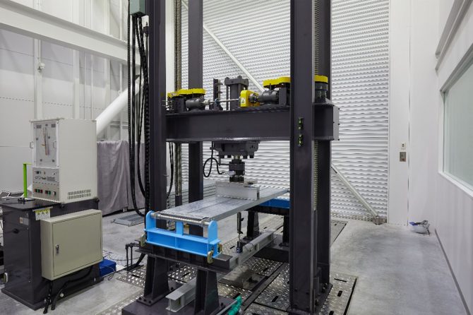 研究開発拠点「Takamiya Lab. West」（兵庫県尼崎市）に設置されている実大試験機