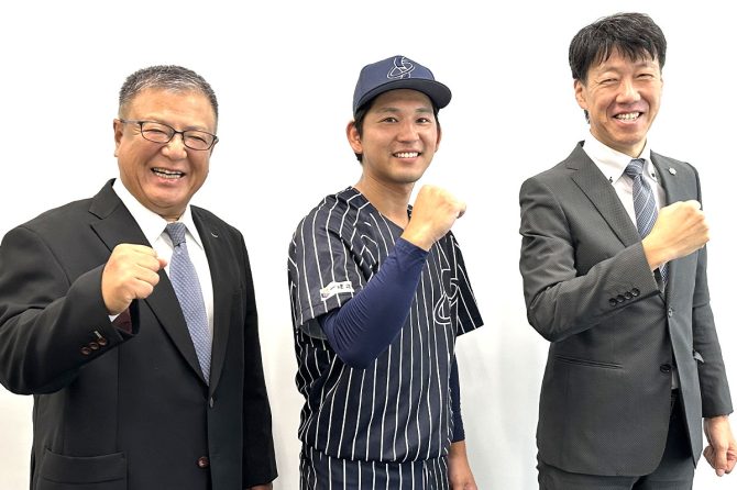 左から、SHINMEI GROUP 若潮野球部の山崎伸代表、一建設の松岡尚輝氏（SHINMEI GROUP若潮野球部 所属）、一建設 生産管理本部 人材開発部 部長の菊地修一氏