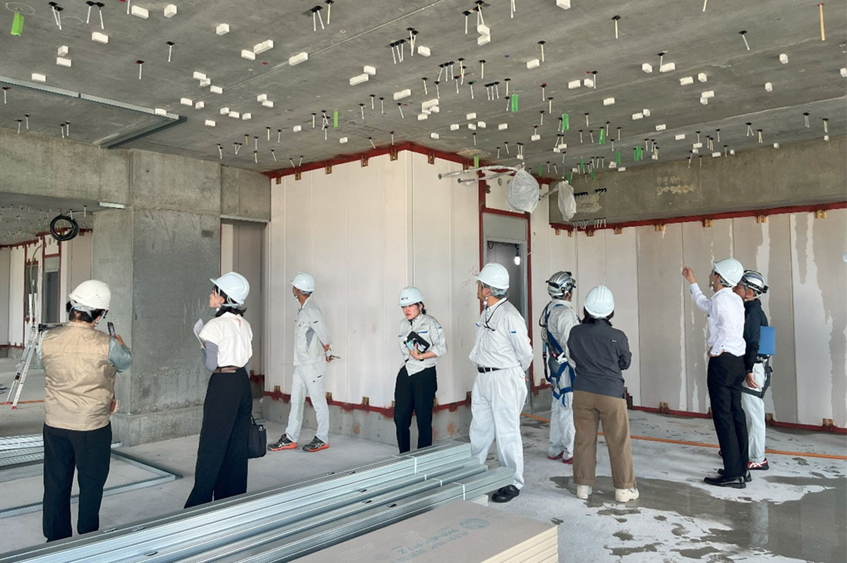 はじめての見学会という参加者もおり、多くの質問が飛び交った。