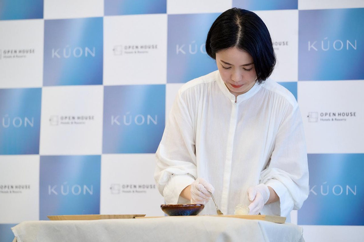 プレス発表会の途中ではKÚON 箱根強羅を代表するシグネチャーの和菓子が和菓子作家の坂本紫穗さんにより仕上げられた