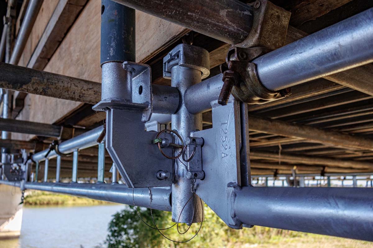 NSDでは支柱を差し込む部材として、オプションとしてポストロックを用意