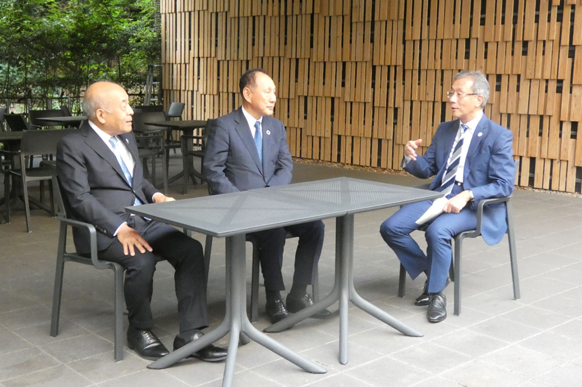 記者会見終了後、3者で鼎談 。左から、村田副社長、芳井会長、藤井総長