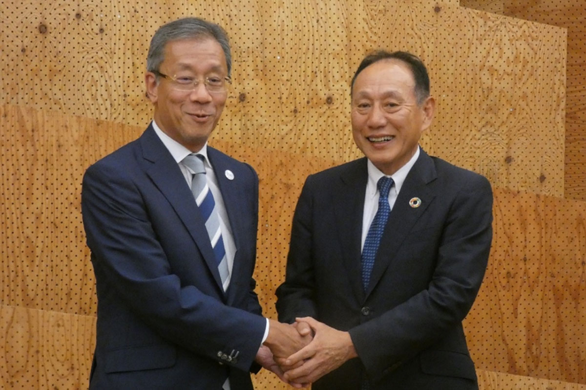 東京大学の藤井総長と大和ハウス工業の芳井会長が握手