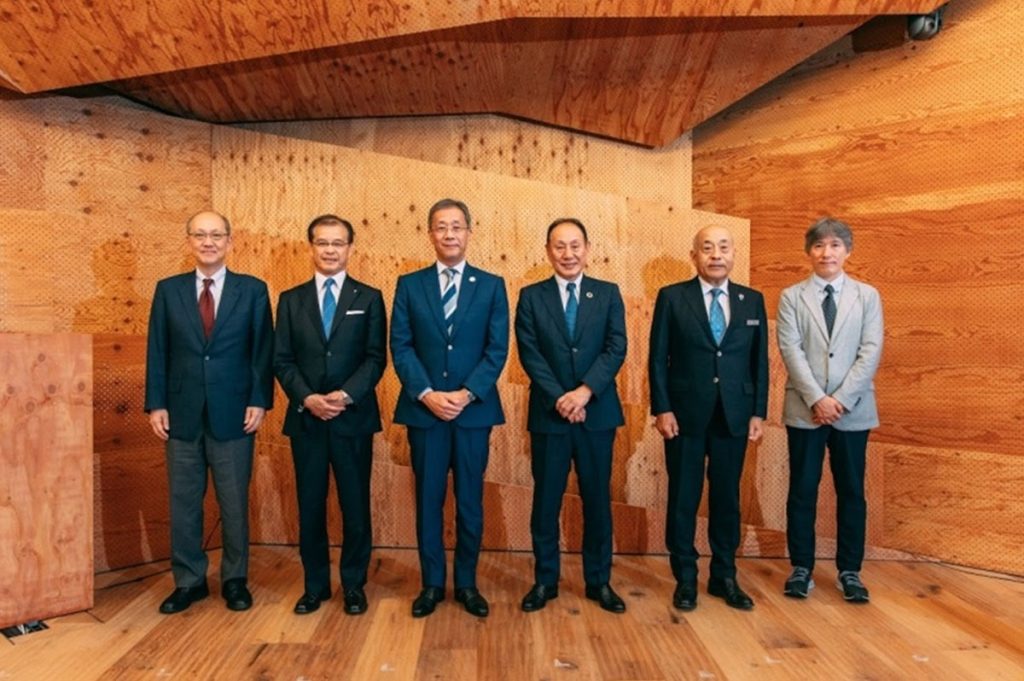 左から、東京大学の齊藤延人理事（理事・副学長）、相原博昭理事（理事・副学長）、藤井 輝夫総長　大和ハウス工業の芳井 敬一会長、村田 誉之副社長、東京大学の小泉 秀樹教授