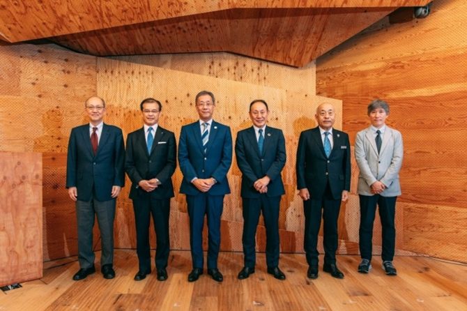 左から、東京大学の齊藤延人理事（理事・副学長）、相原博昭理事（理事・副学長）、藤井 輝夫総長　大和ハウス工業の芳井 敬一会長、村田 誉之副社長、東京大学の小泉 秀樹教授