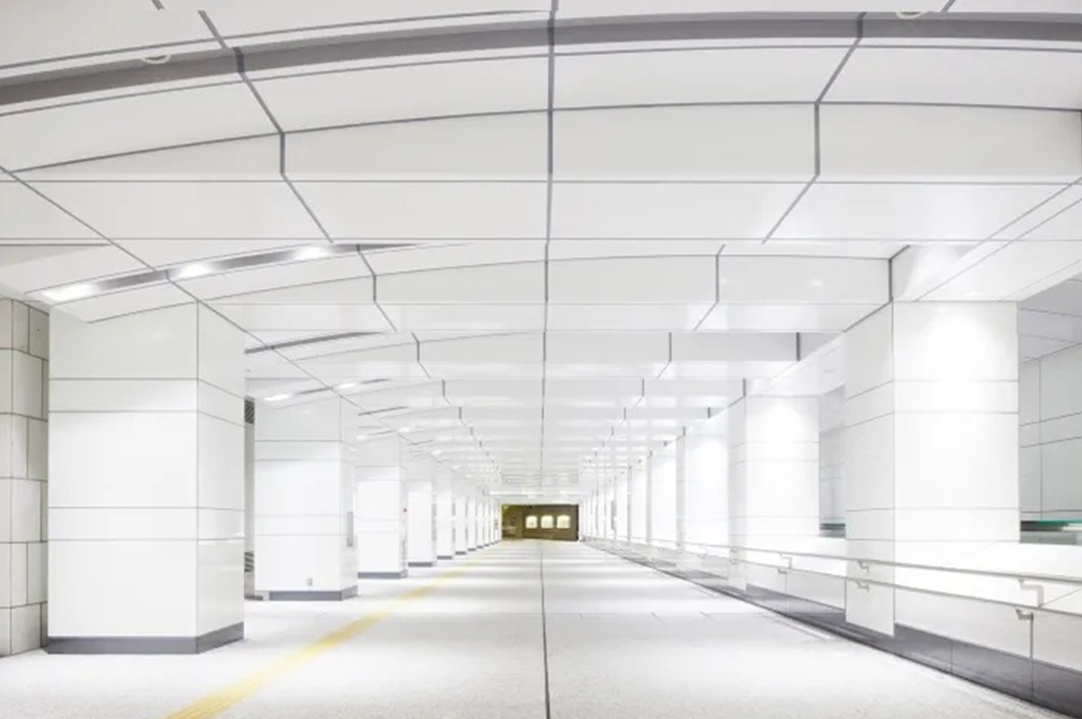 新宿駅西口４号街路リニューアル（東京都）で採用された、結晶化ガラス建材「ネオパリエ®」