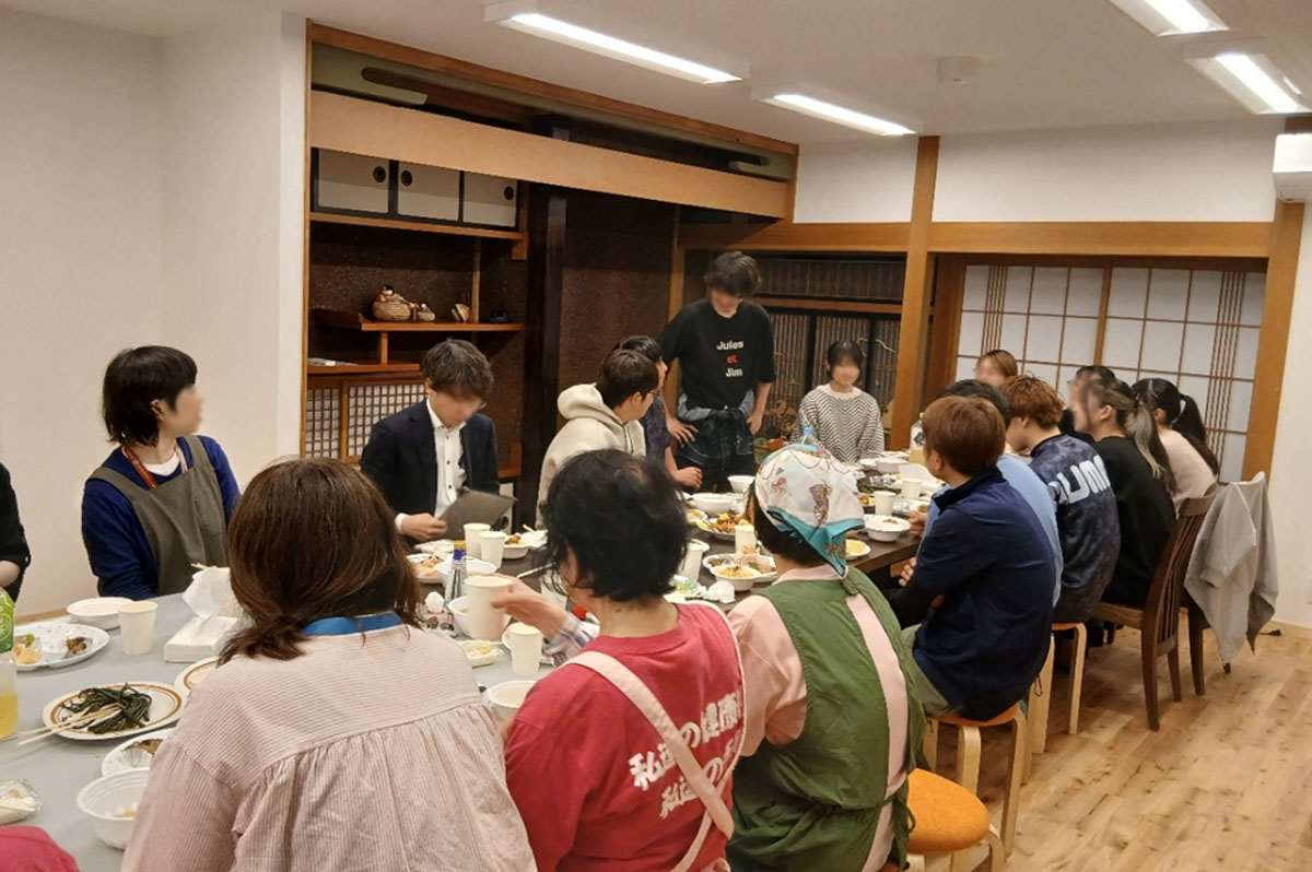 近隣住民と東北農林専門職大学の学生と交流風景