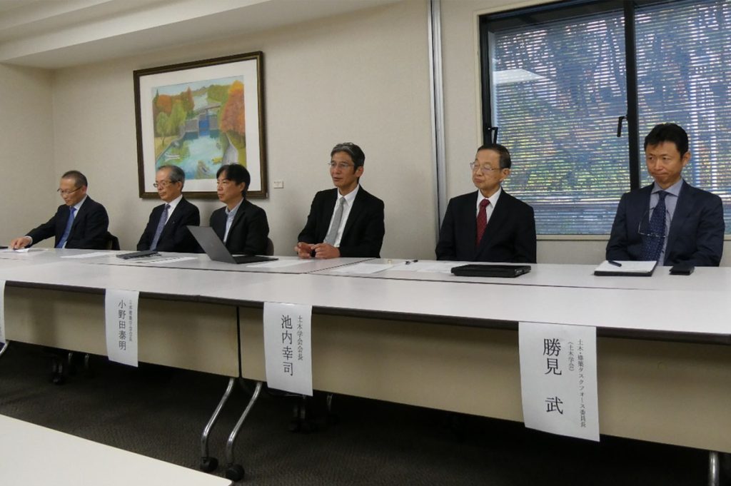 土木学会・日本建築学会の記者会見のもよう（右から2番目が池内会長、3番目が小野田会長）