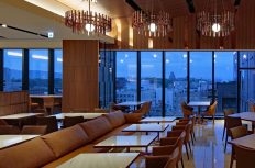 「熱割れ」と「延焼」を防ぐ最強の盾。800℃の熱と放水に耐える耐熱結晶化ガラス「ファイアライト®」の真価