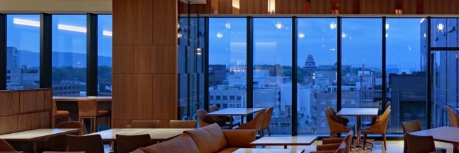 「熱割れ」と「延焼」を防ぐ最強の盾。800℃の熱と放水に耐える耐熱結晶化ガラス「ファイアライト®」の真価