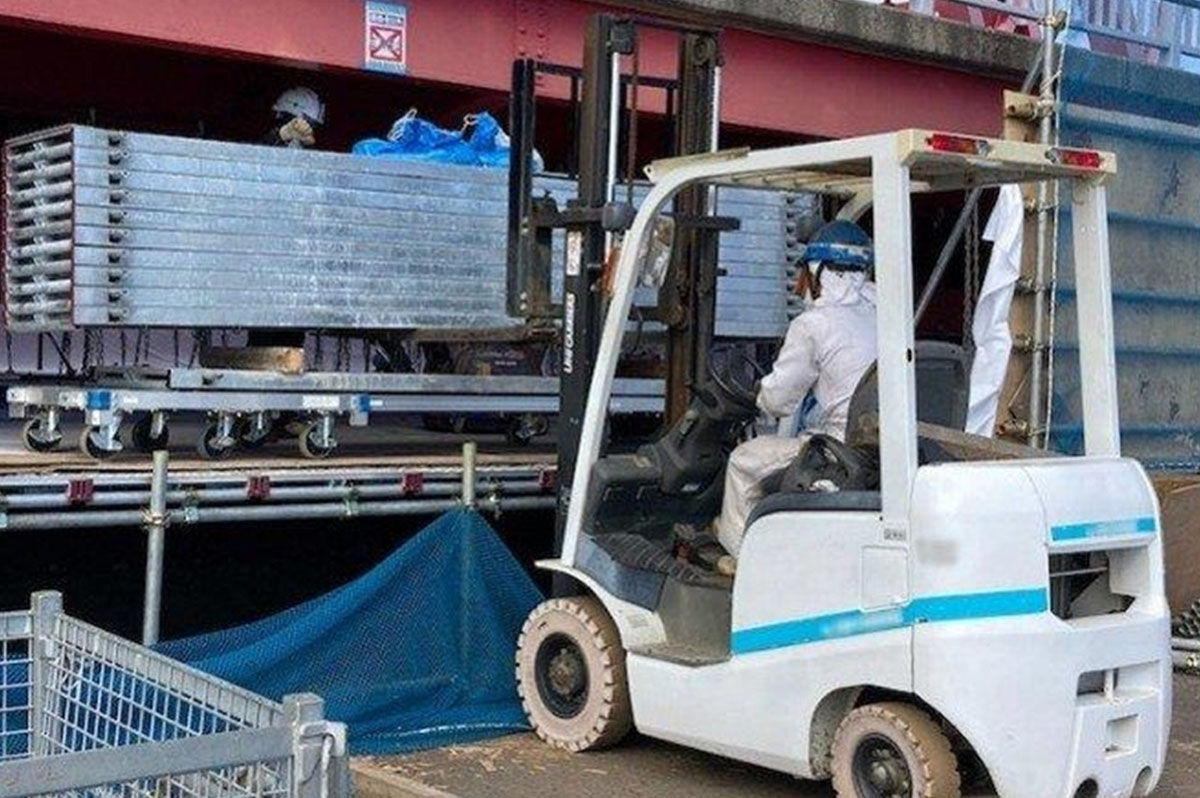 吊り足場の中に荷取りステージを設けた