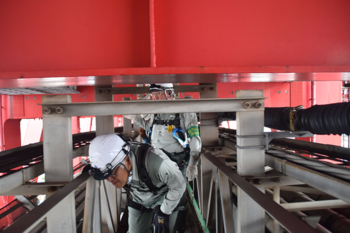 高さ1.4mの梁をくぐる様子