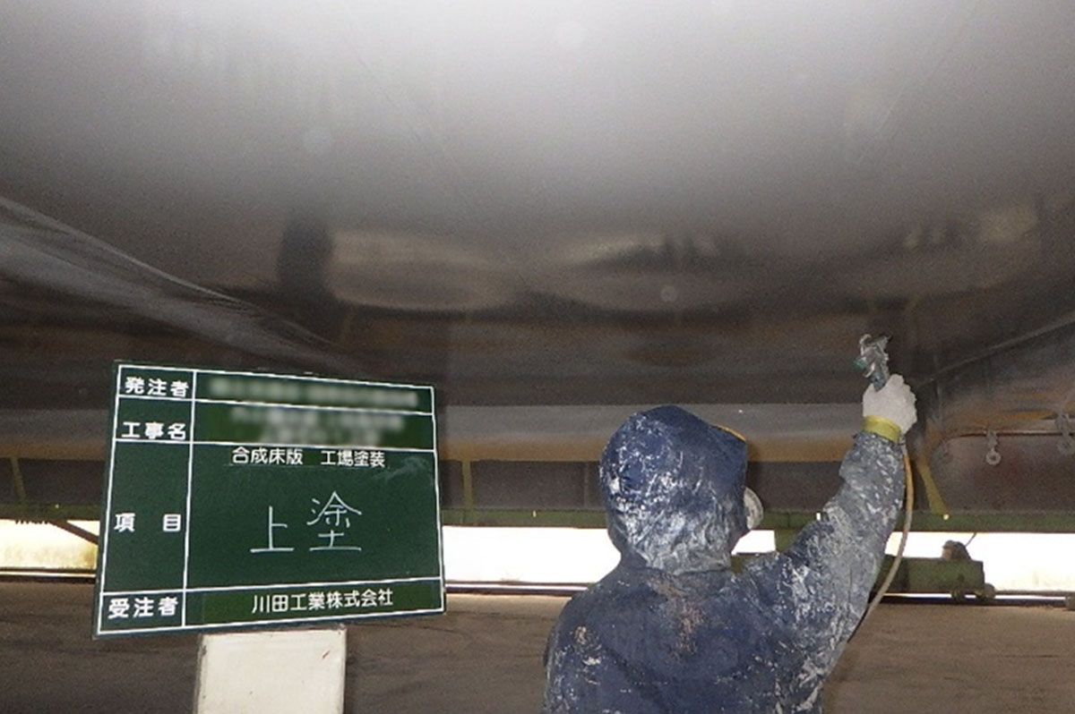 従来、塗装作業や塗膜厚検査は人力に依存してきた